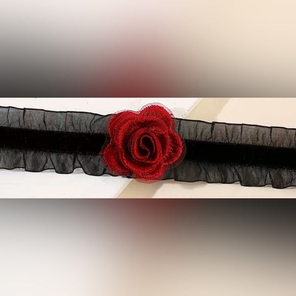 Jane Chic Designs Rose Cameo Chain - Picture 3 of 5